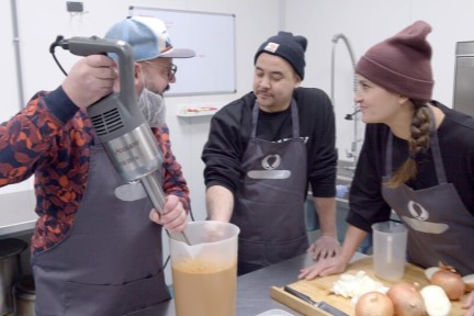 Ramon proeft seitan, een eeuwenoud vleesvervangend product