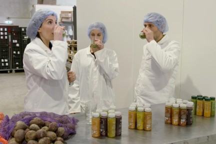 Nadia proeft vers geperste slowjuice sappen