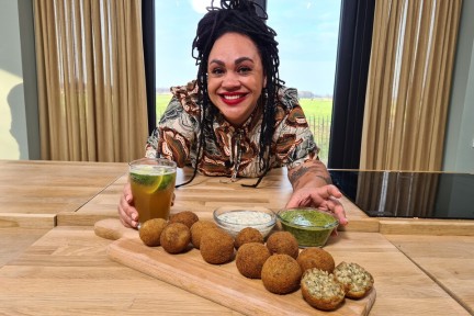 Gefrituurde risottoballetjes met frisse dips met kokos en koriander