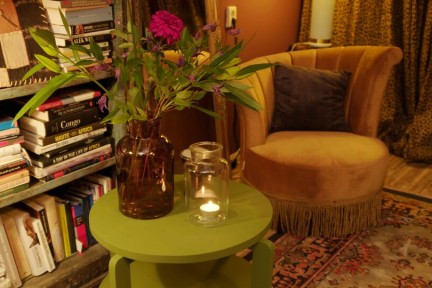 Een stoffenwinkel omtoveren tot woonkamer