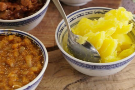 Ramon maakt een heerlijk gerecht bij het Eritrese bier