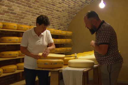 Ramon proeft verse graskaas