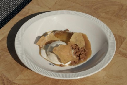 Dessert met appelstroop ijs, bruine-boterkruim en karnemelk karamel