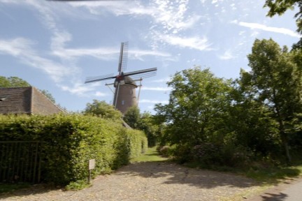 Molenhuis in Dieden met een tuin vol perenbomen