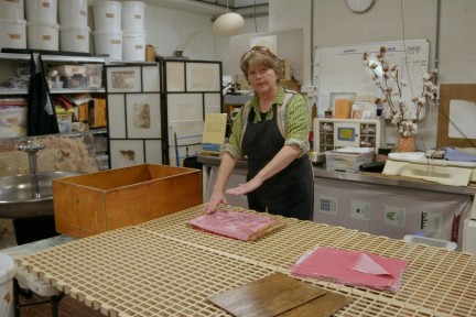 Het ambacht van een duurzame papiermaker