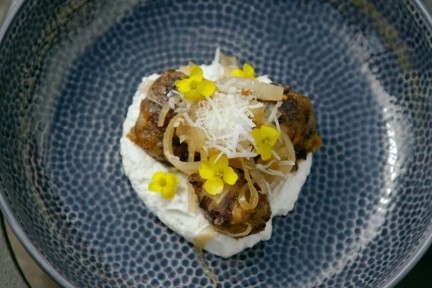 Polpette di melanzane met zoetzure uien uit de moestuin