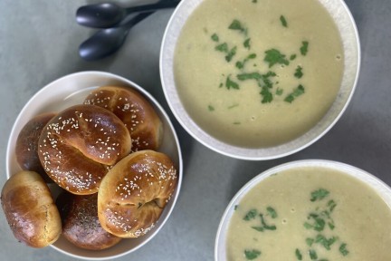 Artisjoksoep met gevulde broodjes