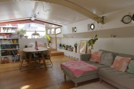 Het varende woonschip met waltuin van Zoë en Jan