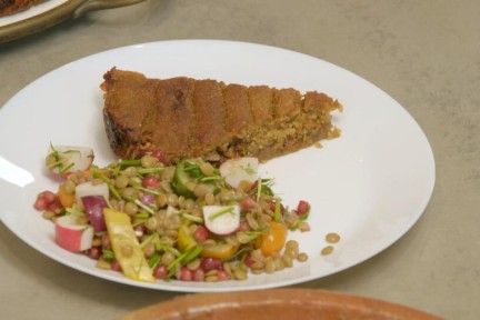 Hartige kibbeh met walnoot en kleurrijke linzensalade