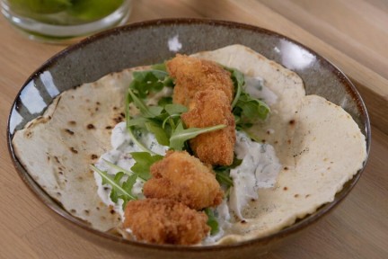Tortillawraps met bloemkool nuggets en yoghurt