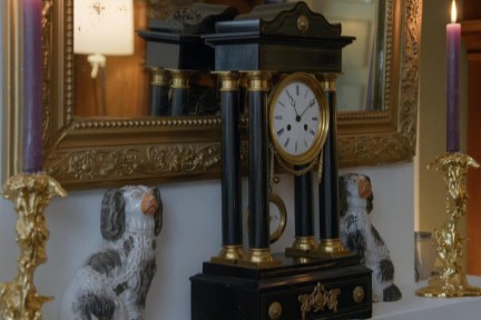 Een oud schippershuisje vol met antieke klokken