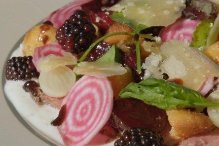 Salade met kaas en bramen