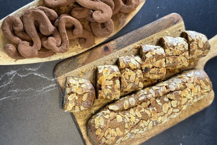 Ramon maakt banketstaven voor de Sint