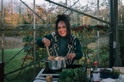 Sharon de Miranda maakt een paddenstoelenstoof voor kerst