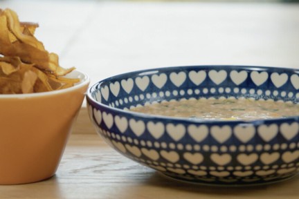 Chef-kok Sharon maakt een pittige pinda-okersoep