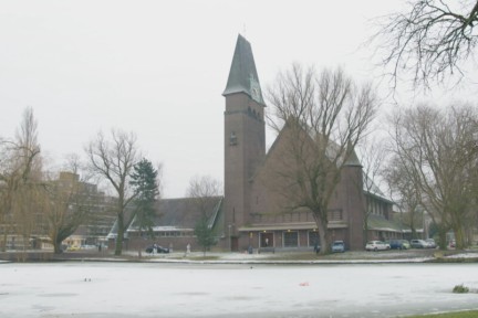 Drie twintigers wonen samen in een bijzonder huis: de Prinsekerk