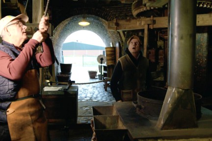 Alain ziet hoe Piet authentieke walnotenolie maakt