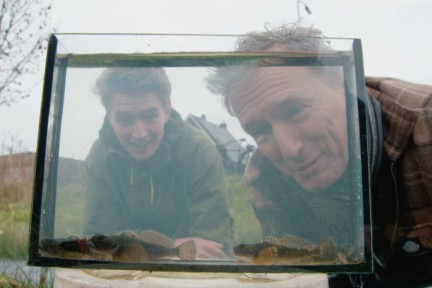 Visexpert Romeo duikt de beken van Apeldoorn in