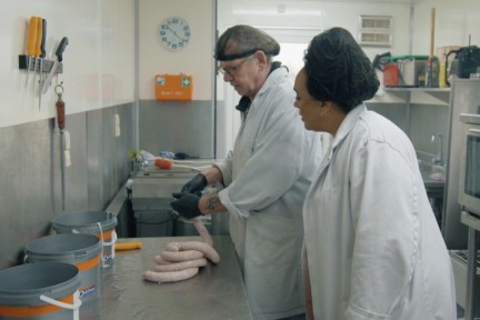 Chef-kok Sharon proeft Gelderse rookworsten volgens familierecept