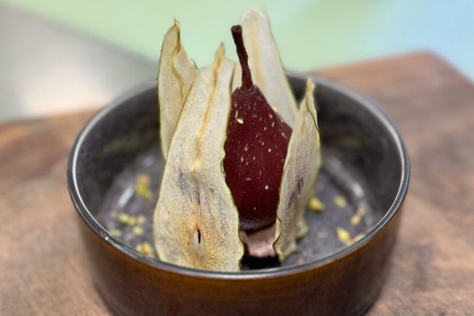 Chef-kok Ramon maakt wentelteefjes van Groninger koek met stoofpeertjes en hangop