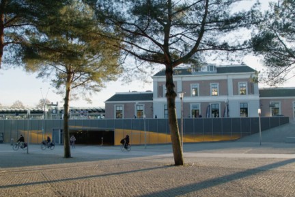 Geert bekijkt een kunstwerk voor het station in Apeldoorn