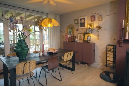 Een gezinshuis in Emmeloord met veel roze en paars