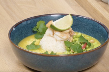 Sharon maakt snel een kerriesoep met gamba's en edamame