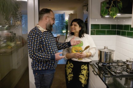 Ramon is in Amsterdam en gaat langs bij Sara Shawkat om eten te maken voor bij de iftar