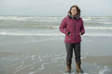 Plantenecoloog Juul Limpens laat op het strand van Monster zien hoe duinen ontstaan, hoe ze ons beschermen tegen zeewater en welke rol planten daarin spelen.