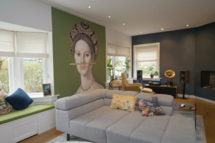 Een kleurrijk huis met muurschildering