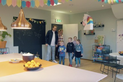 Theo-Bert knapt een dorphuis op zodat kinderen er een feestje kunnen geven