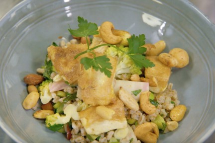 Salade met spelt, tofu, ei, romanesco, chioggia biet gemaakt met geklaarde boter