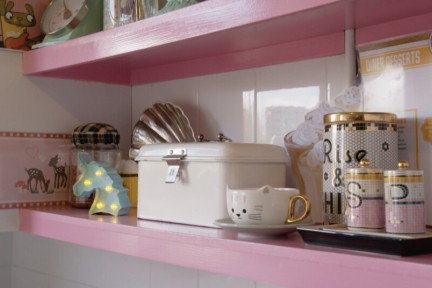 Hospita Sanna is dol op haar retro-interieur