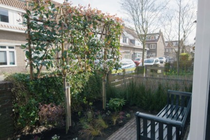 Een voortuin wordt aangepakt