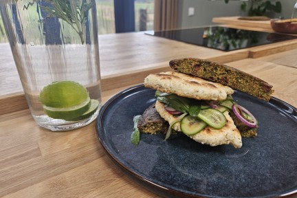 Iraanse Kuku sabzi met flatbread en salade