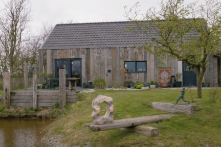 Een stoer huis op Texel, dat is omlijst met meerpalen