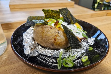 Gepofte gevulde aardappel met pittige champignons en zeewierkrokantje