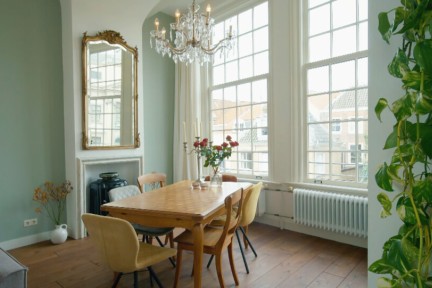 Een historische woning uit 1746 die deels boven het water hangt