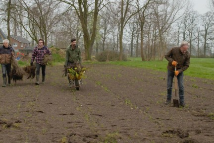 Ruben en Ruurd planten inheemse struiken