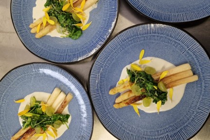 Asperges met spinazie, druiven en een frisse cashewsaus