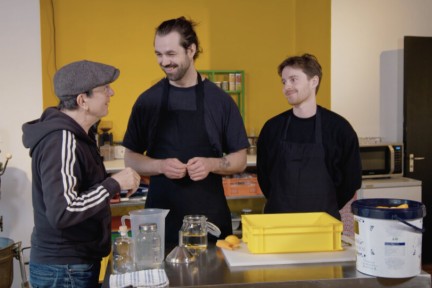 Op Koningsdag proeft Alain duurzame likeur van overgebleven sinaasappelschillen