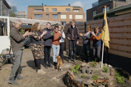 Tuinexperts Manon en Simon maken een bijzondere kruidenspiraal