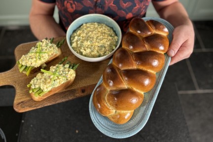 Eiersalade met groene aspergesoep en versgebakken vlechtbrood