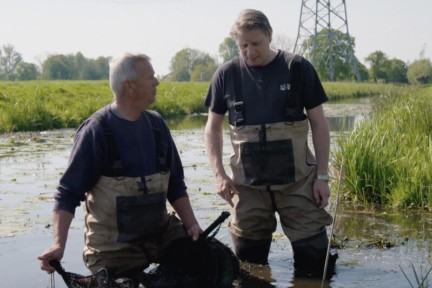 Leon vist mee op rivierkreeftjes