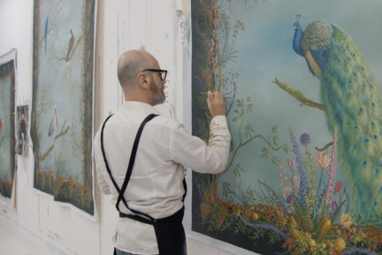 Het ambacht van het ambachtelijk behang schilderen