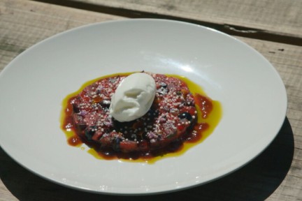 Dessert met ijs en vers fruit