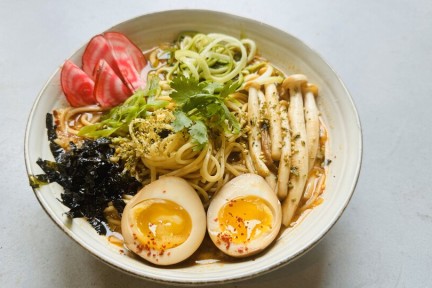 Noedelsoep met gemarineerde eieren en zoetzure bietjes