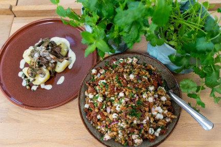 Linzensalade met geitenkaas en aardappelgerecht met gebakken champignons