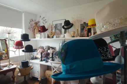 Brocante interieur met een bijzondere hoedenverzameling