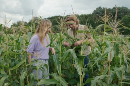 Kok Jetske van Den Elsen bewondert een bijzonder gewas: gekleurd mais